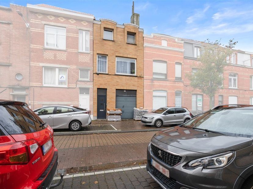 Gelegen op een rustige locatie in Oostende, vlakbij winkels, scholen en openbaar vervoer, stellen wij u deze ruime en instapklare rijwoning voor. De w