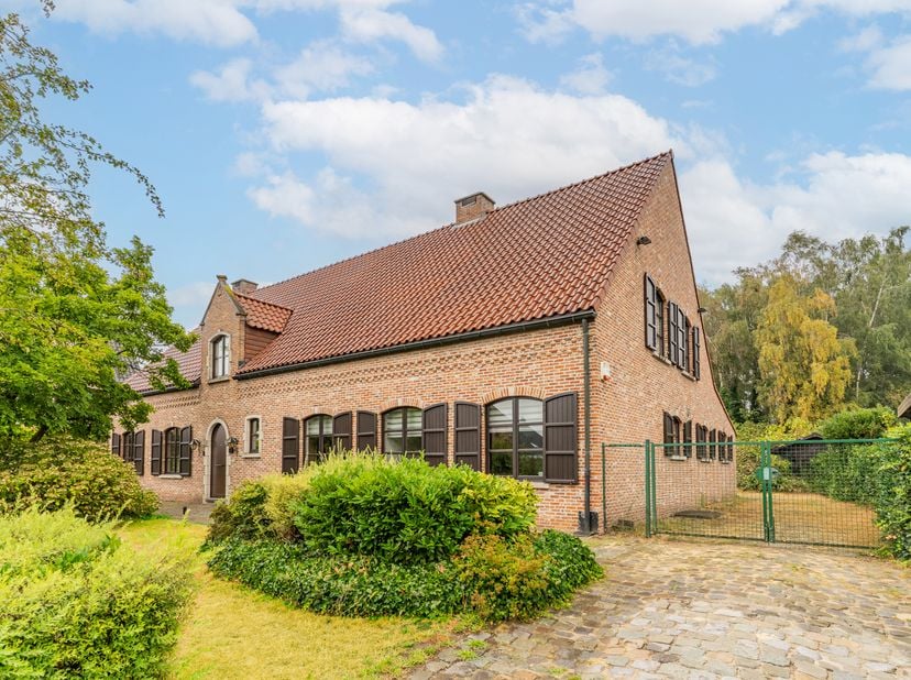 Op een rustige en groene locatie in de Kromstraat 49 te Retie bevindt zich deze bijzonder ruime woning met maar liefst 335 m² bewoonbare oppervlakte,