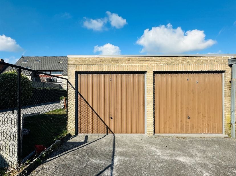 Deze garagebox bevindt zich op een uiterst gunstige locatie in Oostkamp, in de Brugsestraat.<br />
De garage is vlot bereikbaar en uitgerust met een