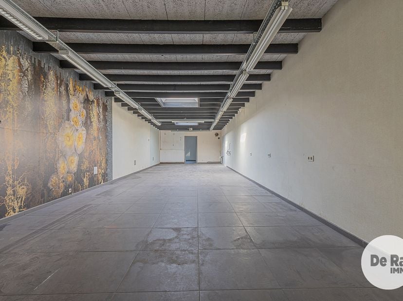DENDERMONDE - Handelsruimte met ruime tuin en appartement<br />
Deze dubbele eigendom is gelegen in een rustige zijstraat van de Noordlaan, op wandela