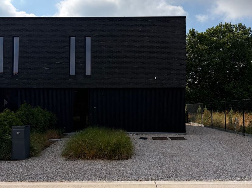 Deze woning is gelegen in een doodlopende straat te Lochristi in een kindvriendelijke wijk. De ligging zorgt voor een vlotte bereikbaarheid naar de in