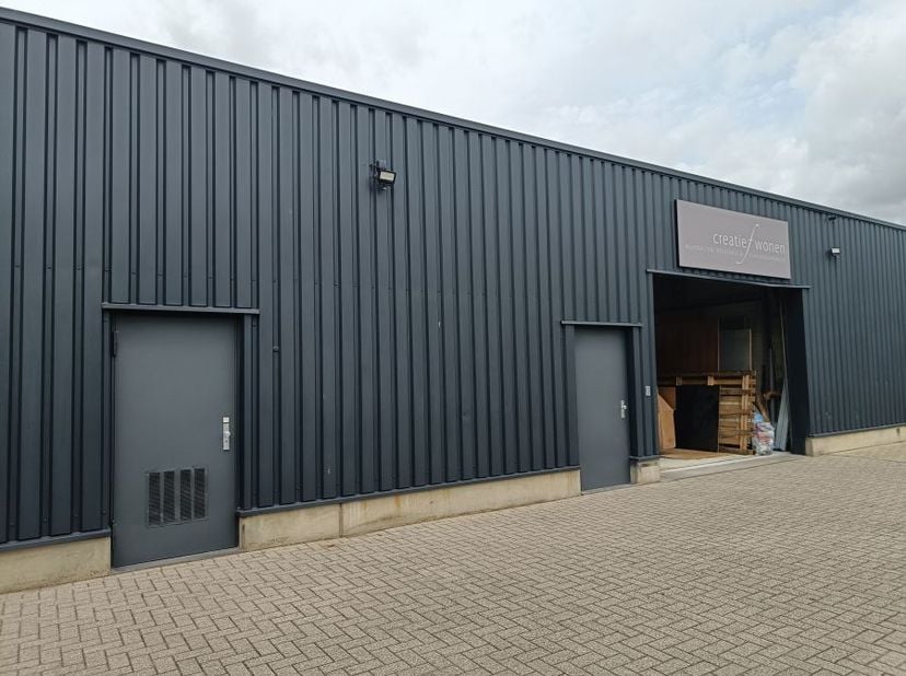 Magazijnruimte gelegen nabij de ring rond Mechelen, de E19 en de veilingen van Sint-Katelijne-Waver.<br />
<br />
--------<br />
niet opsplitsbaar<br