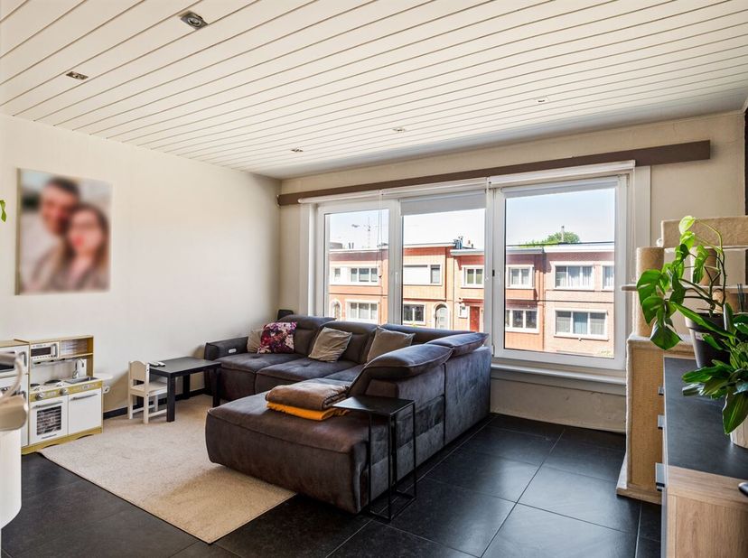 Dit appartement bevindt zich op de eerste verdieping van een kleinschalig gebouw, gelegen aan de Generaal Slingeneyerlaan in Deurne. Dankzij de nabijh