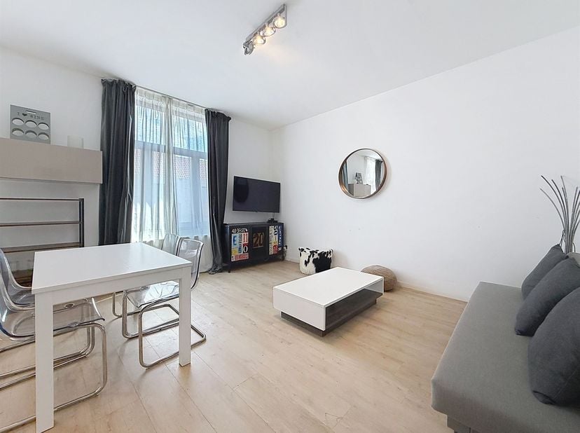 Gare du Midi - Schitterende gemeubelde 2-slaapkamer flat van +/- 70m² gelegen op de 3de verdieping van een gebouw met 3 verdiepingen, als volgt sameng