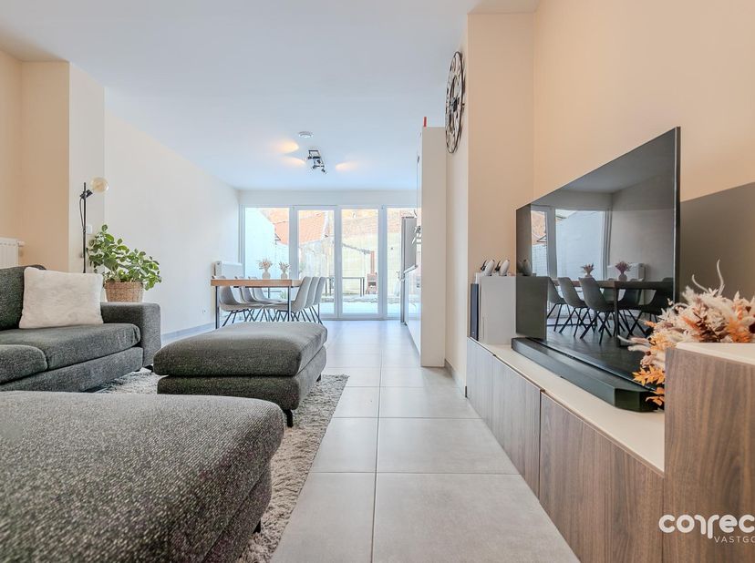Volledig gerenoveerde woning B-label!<br />
<br />
STARTPRIJS: Elk bod boven deze startprijs, wordt voorgelegd aan de eigenaars, die al dan niet kun