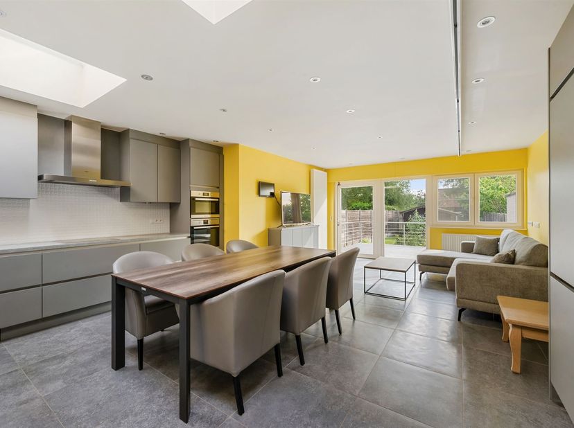 Ruime instapklare gezinswoning met 4 slaapkamers, garage en zonnige tuin in het rustige Heule<br />
<br />
Op zoek naar een verrassend ruime woning
