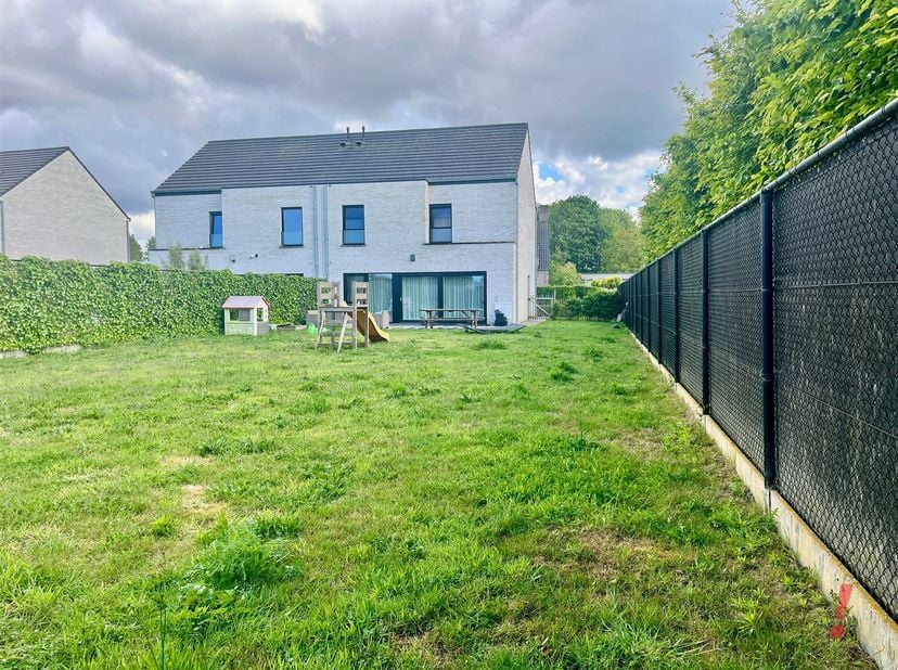 Deze strakke instapklare nieuwbouwwoning heeft heel wat troeven.<br />
Dit pand omvat een inkomhal met gastentoilet. Er is een glazen deur naar de ru