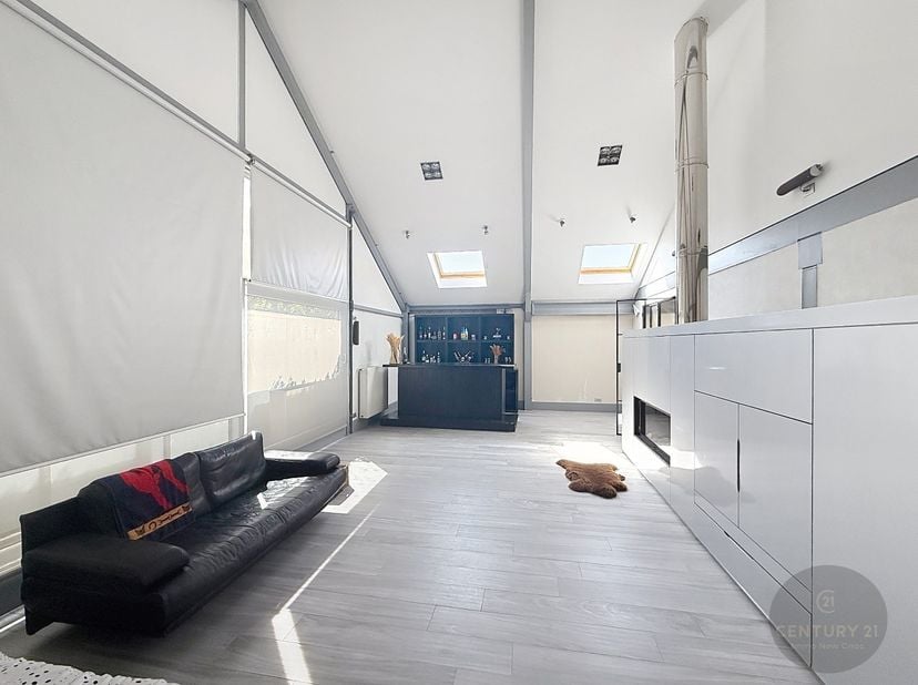 Deze polyvalente ruimte is gelegen op een vrij commerciële ligging vlakbij Groentenmarkt, Lippenslaan, etc..  <br />
<br />
Via het garage complex is
