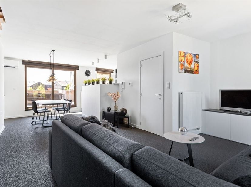 Energiezuinig duplex dakappartement met terras<br />
Het appartement is gelegen op de tweede en derde verdieping van een kleinschalige residentie, geb