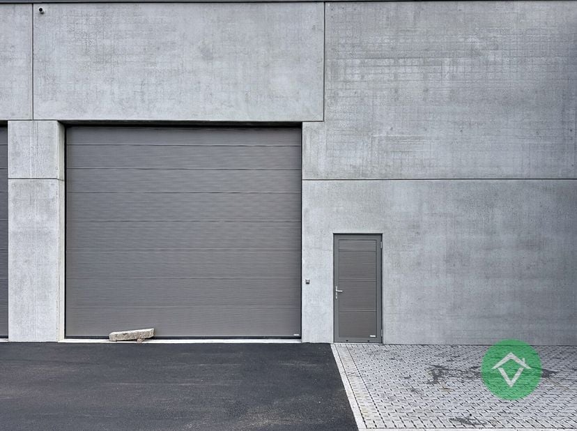 Nieuwe geïsoleerde KMO-unit te Aartrijke met een oppervlakte van 256 m² en 1 private parkeerplaats.<br />
Deze loods met brandklasse C heeft een opper
