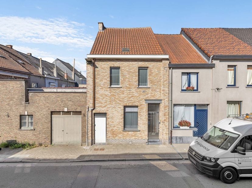 Op een goede ligging in Ninove bevindt zich deze interessante rijwoning. Winkels, scholen en openbaar vervoer bevinden zich op een steenworp. Het geli