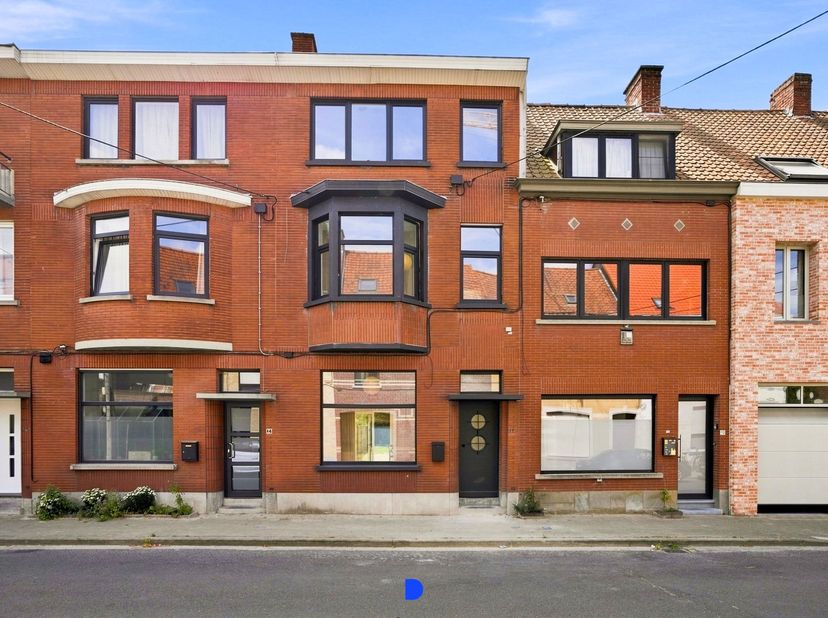 Karaktervolle &amp;amp; instapklare burgerwoning met mooie stadstuin in het centrum van Roeselare. De woning onderging een smaakvolle renovatie met behoud