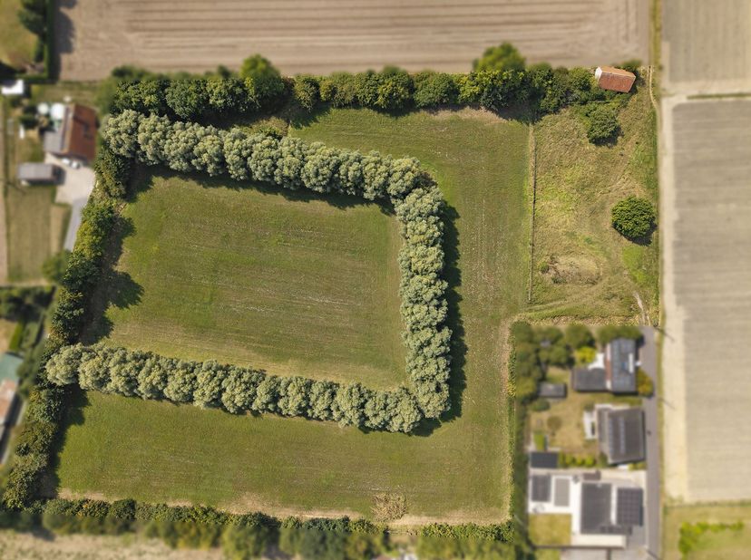Unieke bouwgrond van 3300m2 + 2 hectare reeds aangelegde en omheinde weide/tuin. Ideaal voor paardenliefhebbers. <br />
<br />
BUITENKANS voor wie e