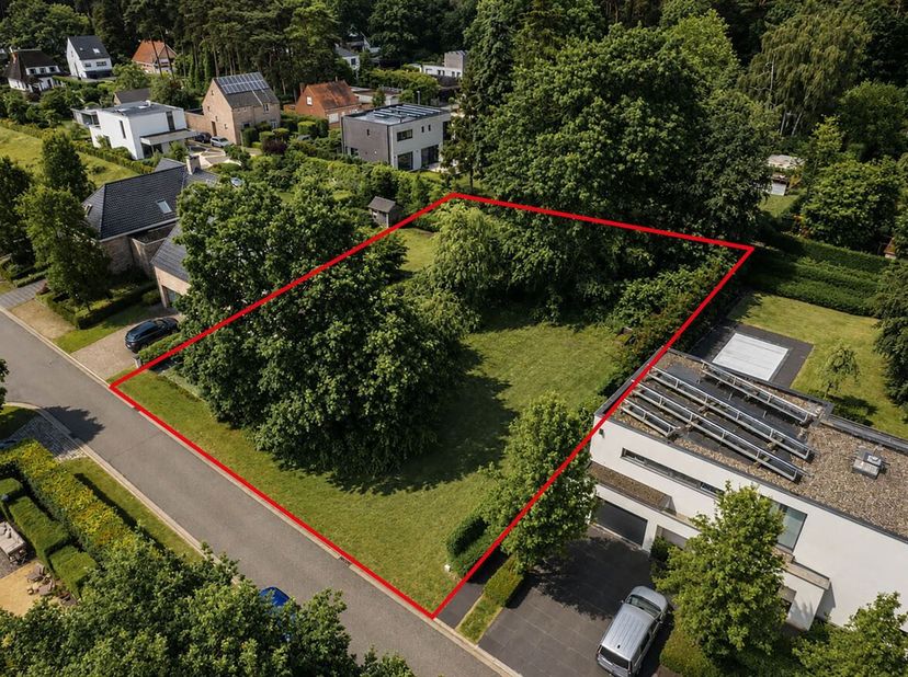 Bouwgrond van 8a20ca in een gegeerde residentiële wijk, omgeven door natuur.<br />
 Ligging: Het perceel is zeer groen gelegen in een gegeerde residen