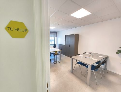                                         Espace de bureaux à louer à Kortrijk, € 425

