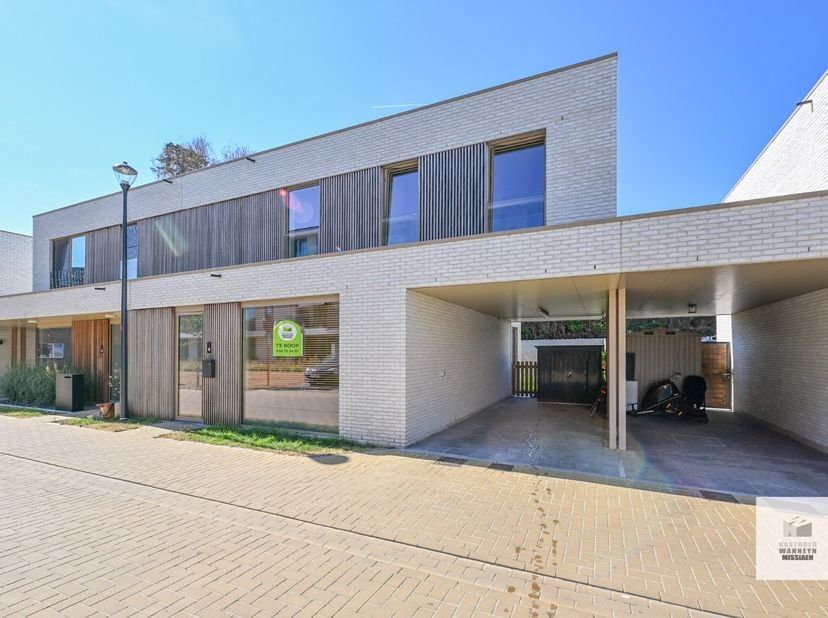 RICHTPRIJS (*): In het centrum van Wingene, met alle voorzieningen op wandelafstand, is deze recente en energiezuinige woning gelegen. De woning werd