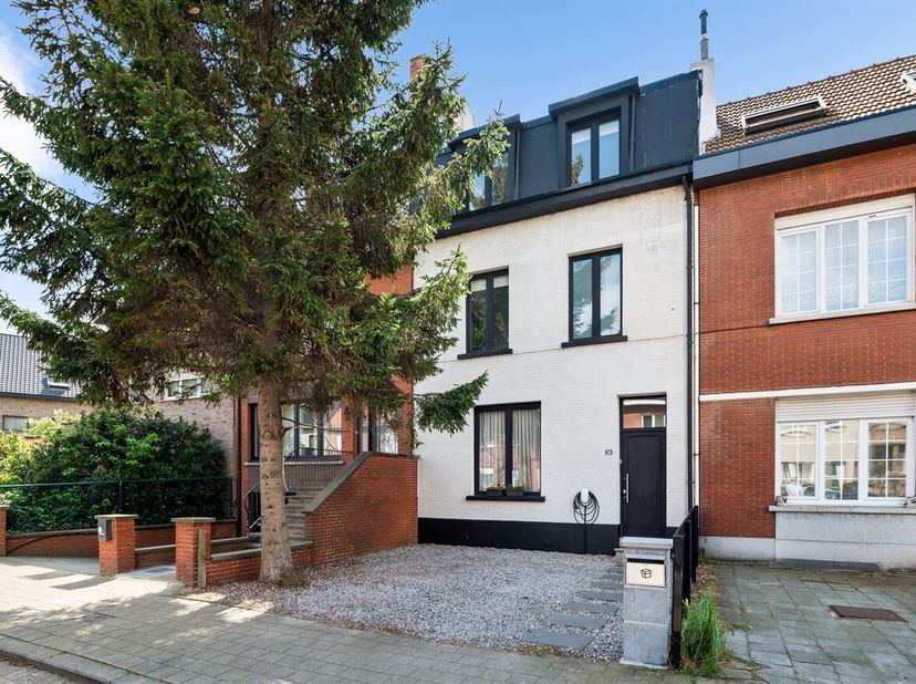 Prachtig gerenoveerde, energiezuinige en instapklare gezinswoning met 5 slaapkamers te koop te Ekeren.<br />
Ligging: Wijk Geestenspoor, vlakbij Ekere
