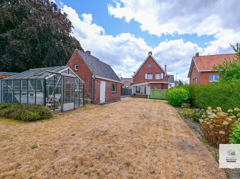 Op een zeer centrale ligging te Beernem vindt u deze karaktervolle te renoveren open bebouwing. De woning heeft volgende indeling: ruime inkomhal, lic
