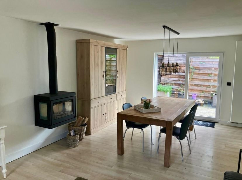 <br />
Volledig gerenoveerde half open bebouwing met parkeerplaats voor de woning.<br />
Indeling gelijkvloers,inkom,nieuwe ingerichte keuken met alle