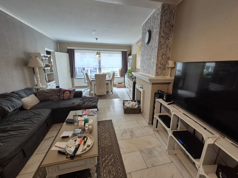 Dit gelijkvloers appartement op wandelafstand van het stadscentrum bestaat uit een ruime living, keuken met kasten, enkele afwasbak en dampkap, badkam