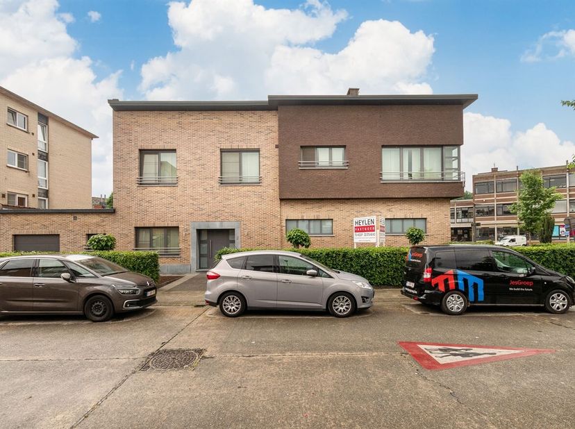 Deze riante en instapklare woning is gelegen in de Petrus De Beuckelaerlaan te Deurne, op een centrale maar rustige locatie.<br />
De woning werd in 2