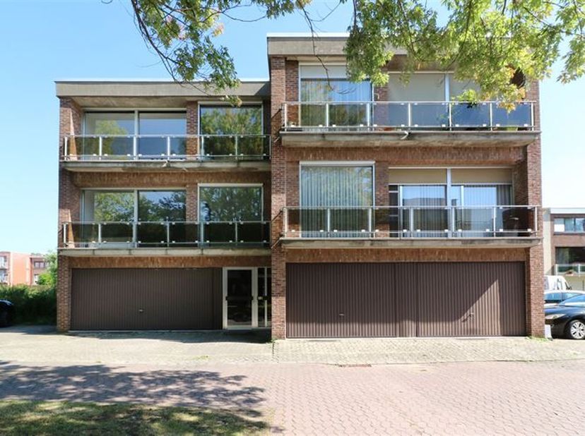 Bijzonder tof appartement gelegen op de 2de verdieping (in kleine residentie zonder lift), dat slechts enkele jaren geleden vernieuwd werd. Zo werden