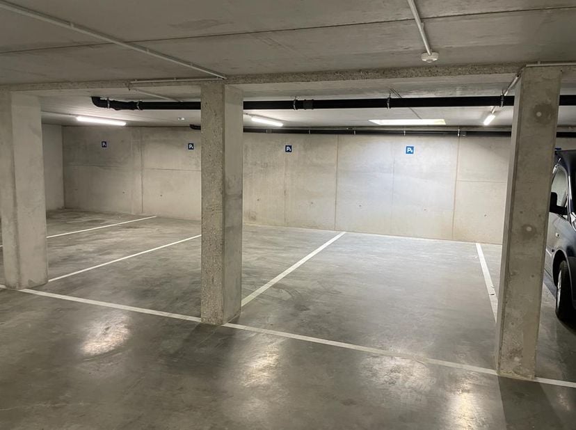 Autostaanplaats gelegen in centrum Diegem vlakbij alle faciliteiten, winkels, scholen en uitvalswegen.