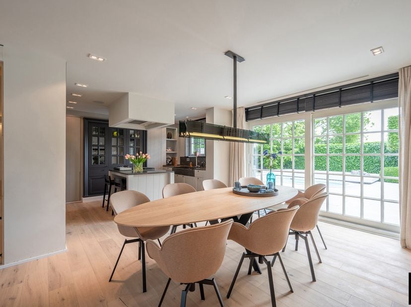Hedendaagse alleenstaande villa gelegen in een rustige omgeving te Knokke. Indeling: inkomhal met vestiaire en gastentoilet. Ruime lichtrijke woon- en