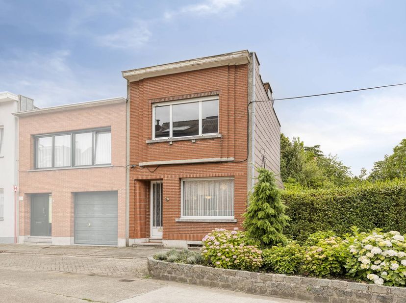 Bent u op zoek naar een huis met veel potentieel? Dan is dit huis te koop in Borsbeek wellicht iets voor u! Hoewel u zich bevindt in een rustige straa