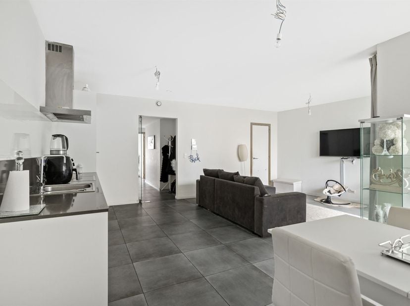 Ligging: Dit appartement aan de Boomsesteenweg in Willebroek biedt een uitstekende ligging. Dicht bij het centrum, winkels en supermarkten, en vlotte