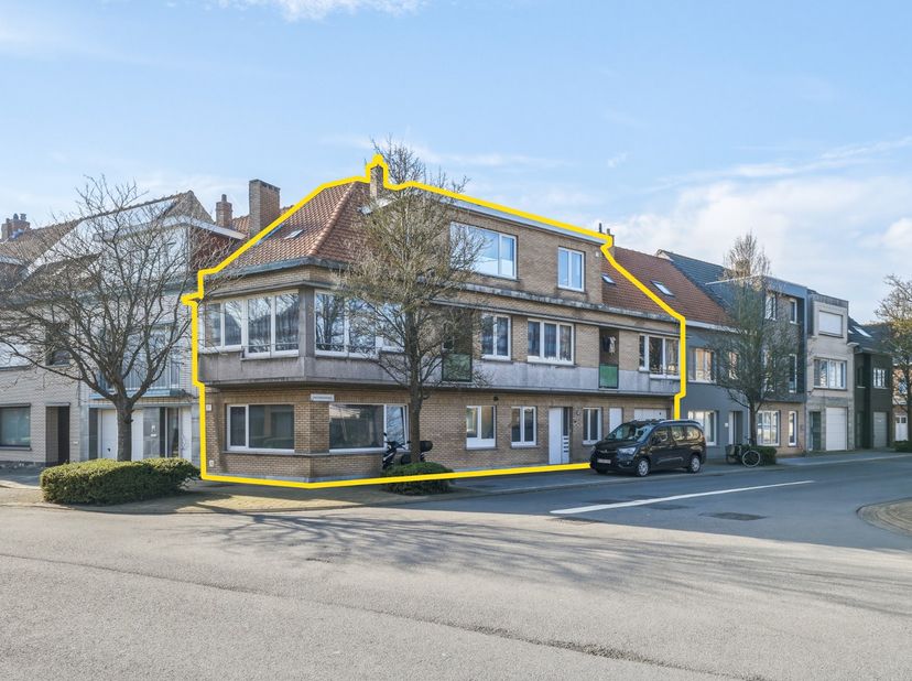In de buurt van Bredene Sas bevindt zich dit interessant opbrengsteigendom bestaande uit 4 vergunde appartementen en een garage, gelegen op een percee