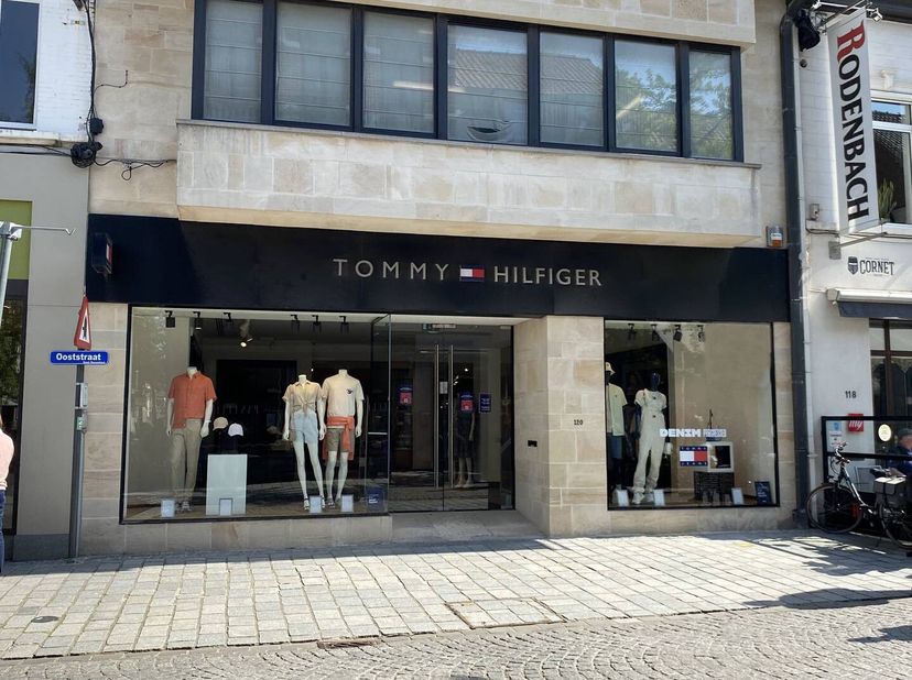 In de Ooststraat te Roeselare bevindt zich dit recent handelspand te huur van ca. 420 m² met een gevelbreedte van ca. 9 m. <br />
Winkel van ca. 420 m