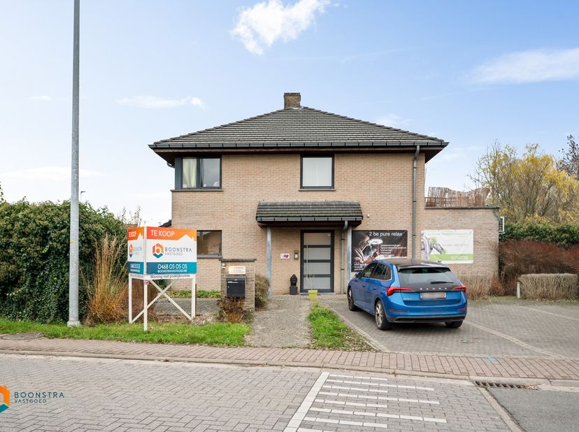 Een uitzonderlijke opportuniteit: deze tijdloze ruime woning met praktijkruimte/kantoor met een aparte inkom biedt de ideale combinatie van comfortabe