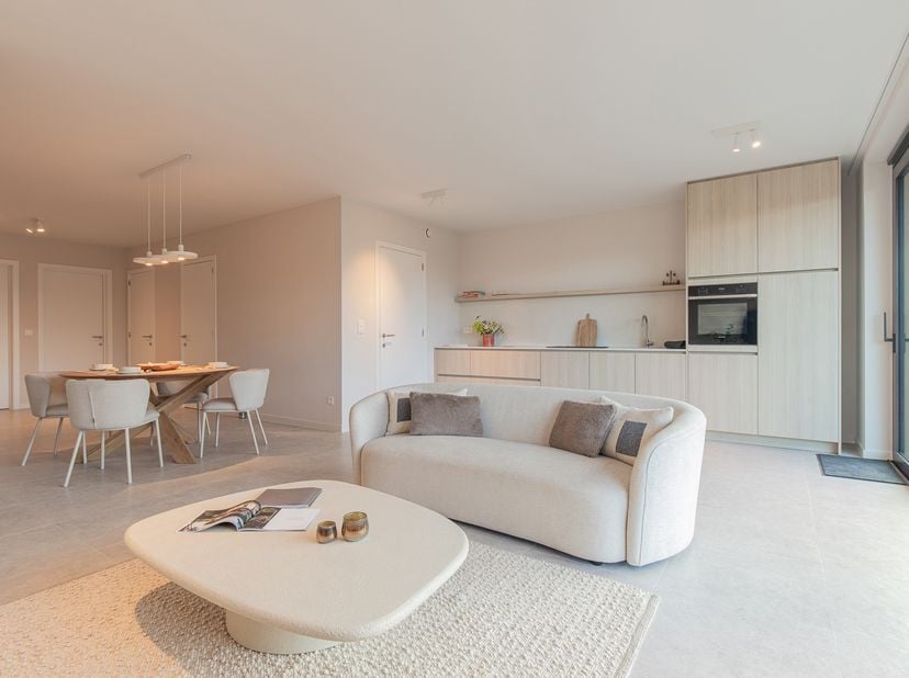 Bezoek het modelappartement op afspraak (lokeren@huyzen.be). Dit knap nieuwbouwappartement is afgewerkt met hoogwaardige materialen en zachte tinten,
