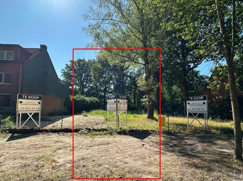 Droomt u ervan uw eigen woning te bouwen in het groene Brasschaat? Op deze bouwgrond van 600m² in de Hoge Kaart krijgt u de kans om een thuis te creër