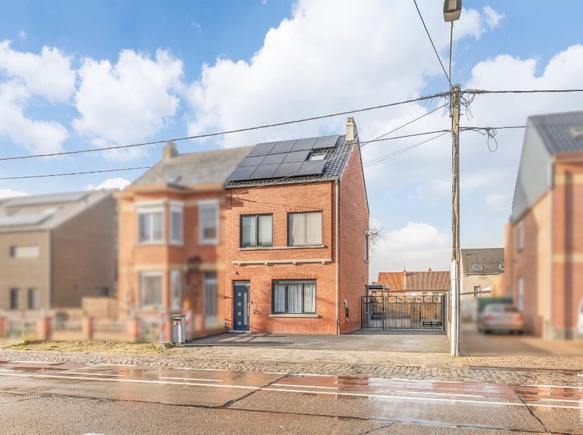 [[ DIT PAND NEEMT DEEL AAN DE ERA OPEN HUIZEN DAG OP 13/6 VAN 9:30 TOT 10:30 ]] Deze ruime halfopen woning in Diest werd recent grondig vernieuwd en b