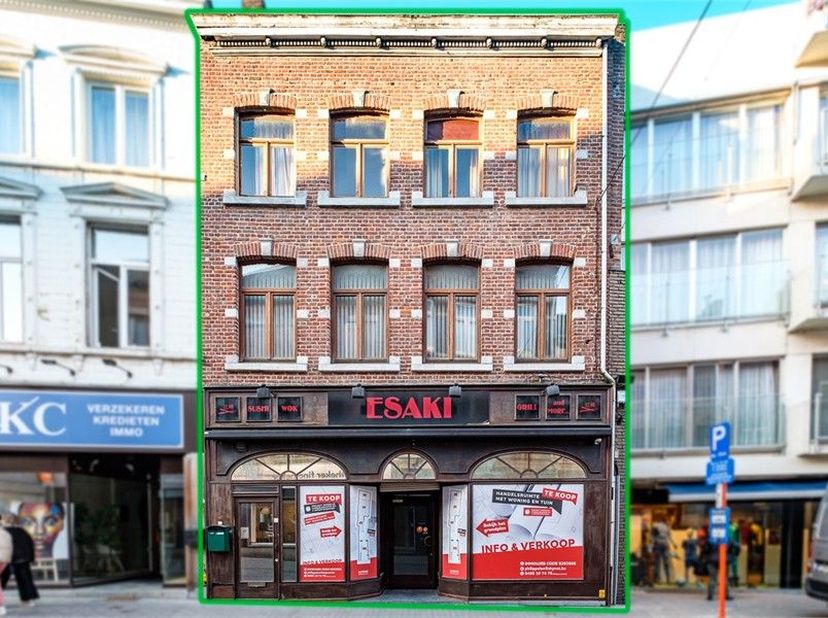 Vooraan in de Stapelstraat, veruit de bekendste winkelstraat van sint-Truiden, kan men deze handelsruimte terugvinden. Dankzij de centrale positie tus