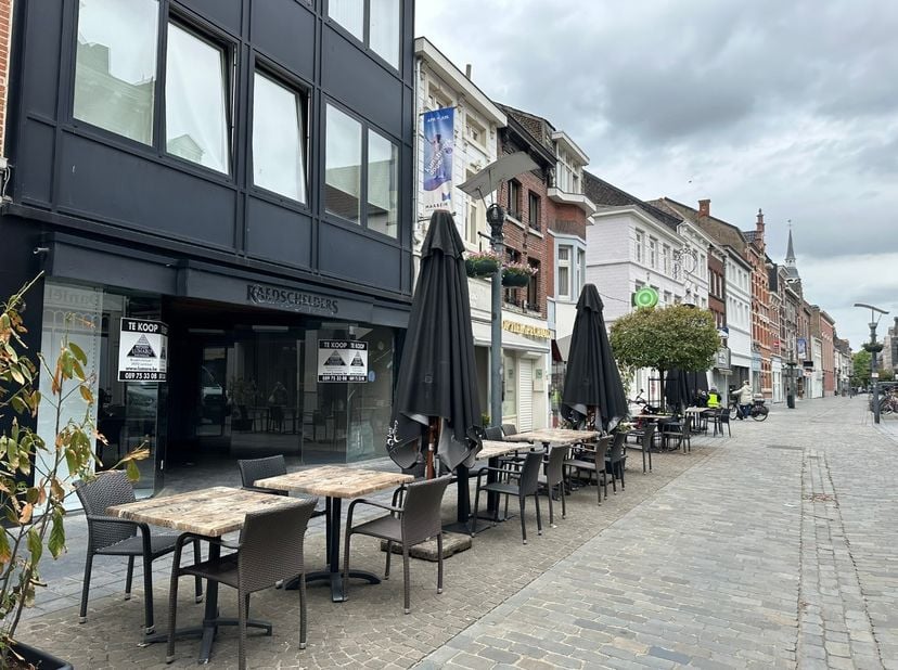 In het volle stadscentrum –  de winkelstraat – gelegen interessant handelspand. Op 200 m van de Grote Markt van Maaseik. 110 m² + 90 m² kelder. De kel