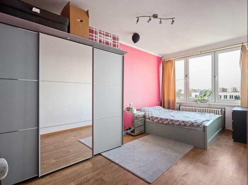 Te opfrissen 3-slaapkamer hoekappartement gelegen op de vijfde verdieping in hartje Antwerpen, met een aangename lichtinval dankzij de hoekligging. He