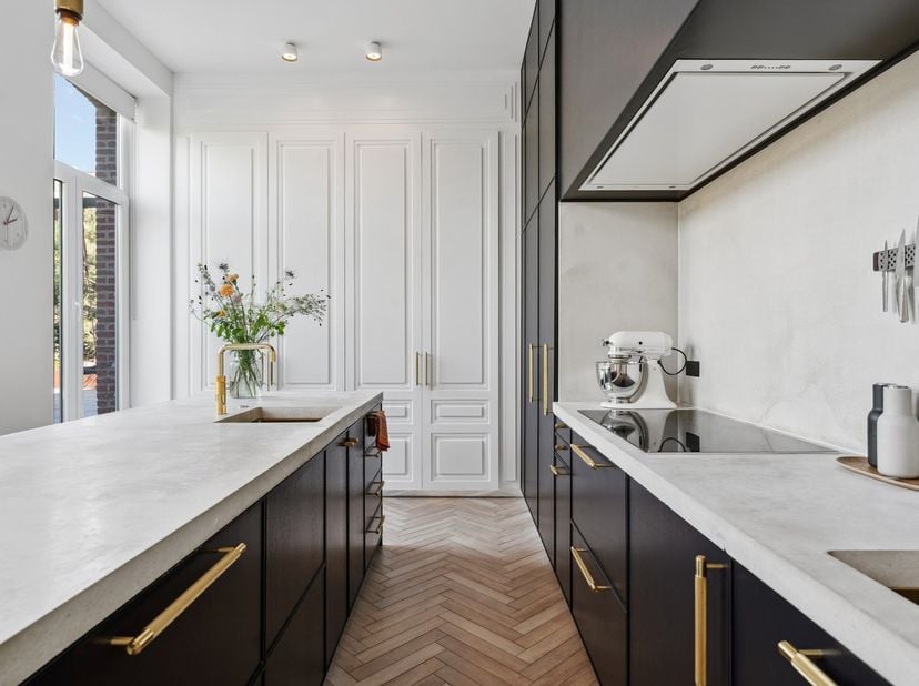 Cette maison de commerce pleine de caractère a été entièrement rénovée selon les normes contemporaines et finie avec des matériaux de haute qualité. E