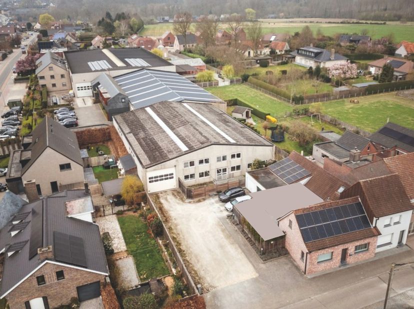 Bedrijfspand bestaande uit 415m² magazijn,136m² mezzanine en 172m² ingerichte kantoren (uitbreidbaar met 260m² woning)<br />
Ligging: in het pittoresk