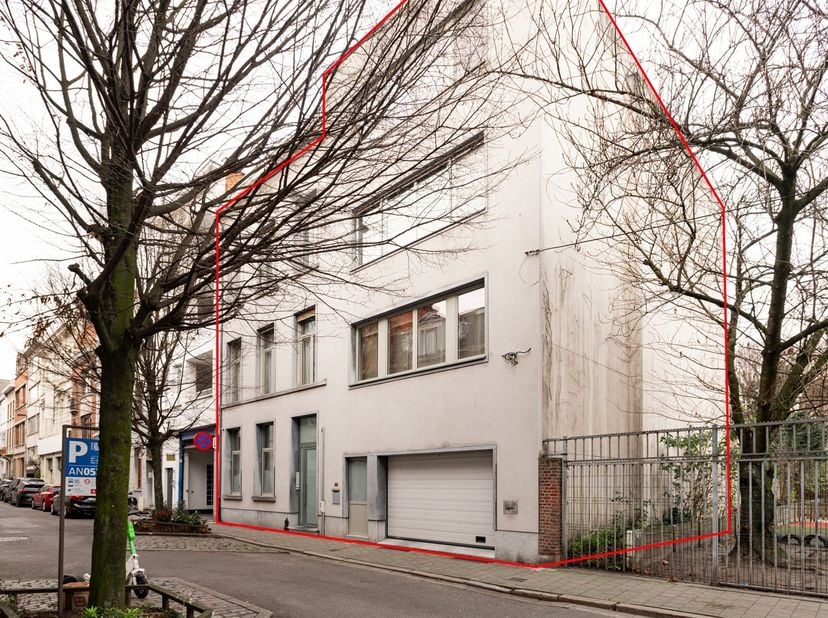 Opbrengsteigendom met veel potentieel te koop!<br />
<br />
Ligging: <br />
<br />
We vinden dit gebouw met enorm veel potentieel op een zeer guns