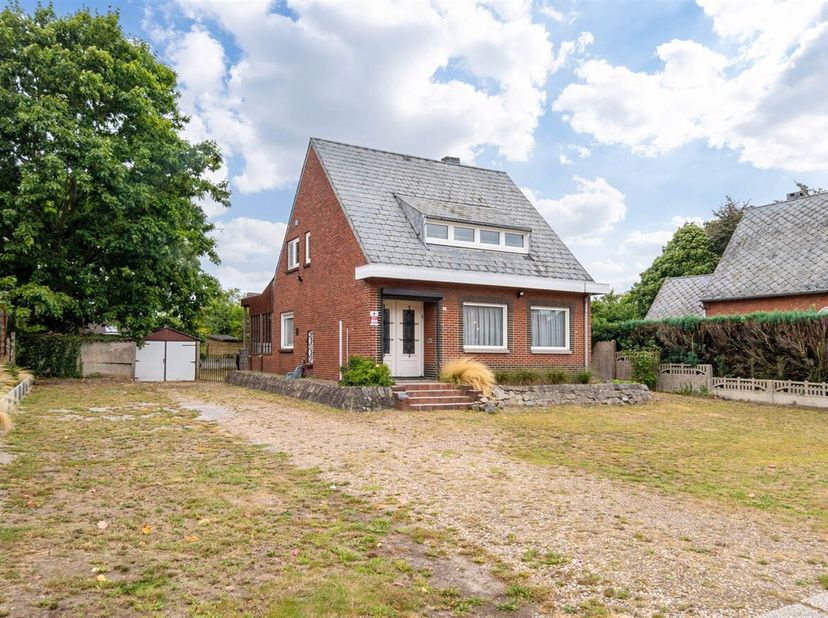 Te koop: instapklare, gerenoveerde woning op ruim perceel nabij het centrum van Lommel.<br />
Ontdek deze vrijstaande woning, gunstig gelegen op korte