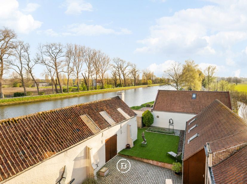 Cette propriété exceptionnelle comprenant une maison de caractère et des entrepôts est idéalement située le long du Noordgeleed, à proximité du pont d
