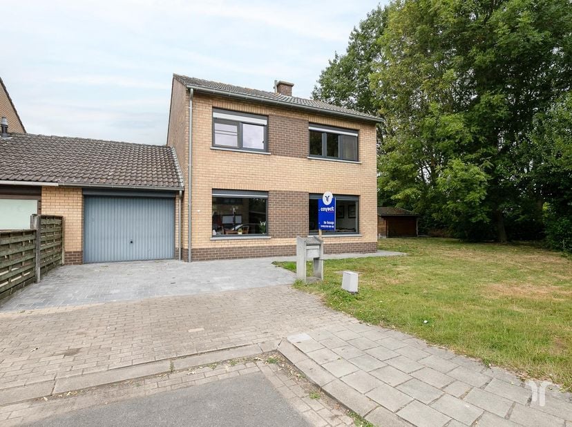 Halfopen gezinswoning met ruime tuin en garage in een rustige buurt.<br />
<br />
STARTPRIJS: Elk bod boven deze startprijs, wordt voorgelegd aan de