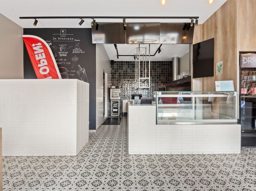 Local commercial situé dans le centre d'Oostmalle.<br />
<br />
Entièrement équipé pour l'exploitation d'une friterie.<br />
Cet équipement n'est pas