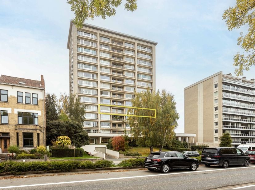 TE KOOP IN AALST<br />
Ontdek dit uitzonderlijk ruim appartement van maar liefst 197 m², gelegen op de 4e verdieping van een verzorgd gebouw aan de pr