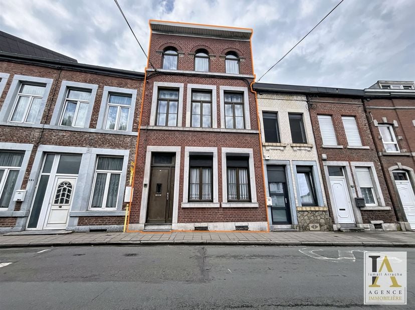 Gelegen in Grivegnée, binnen handbereik van winkels, scholen, openbaar vervoer en de hoofdwegen, biedt dit ruime huis van 224m2 een groot potentieel v