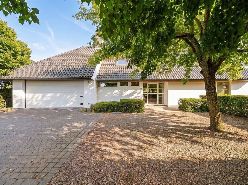 TE KOOP: ruime villa met 4 Sslk, dubbele garage en polyvalent bijgebouw op een rustige, landelijke ligging in Oostrozebeke!<br />
Rust, ruimte en comf