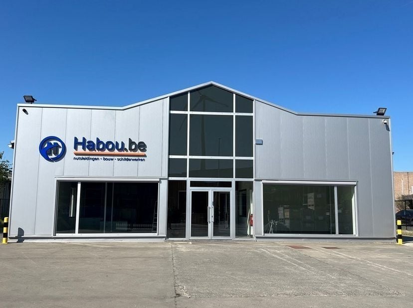 770m² magazijn met 420m² kantoren op een perceel van 2.900m²<br />
Ligging: in industriezone Hoogveld in Dendermonde, nabij N41 (Rijksweg) met vlotte